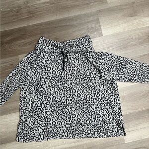 AnyBody Gray and Black Patterned Top